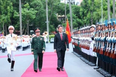 Minister of National Defence General Phan Van Giang (left) hosts a welcome ceremony for his Singaporean counterpart Chan Chun Sing in Hanoi on July 22. (Photo: VNA)