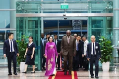 NA Vice Chairwoman Nguyen Thi Thanh (in ao dai) welcomes President of the National Assembly of People's Power and President of the Council of State of Cuba Esteban Lazo Hernandez at Noi Bai International Airport on September 30 morning. (Photo: VNA)