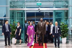 NA Vice Chairwoman Nguyen Thi Thanh (in ao dai) welcomes President of the National Assembly of People's Power and President of the Council of State of Cuba Esteban Lazo Hernandez at Noi Bai International Airport on September 30 morning. (Photo: VNA)