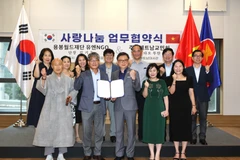 At the MoU signing ceremony between the Association of Vietnamese Communities in Korea and the Yongbong World Foundation on July 23 (Photo: VNA)