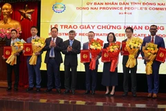 The People’s Committee of the southern province of Dong Nai presents investment certificates to 14 FDI and domestic project on February 7. (Photo: VNA)