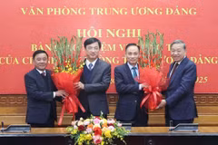 At the ceremony marking the handover of duties at the Party Central Committee’s Office on February 7 (Photo: VNA)