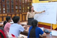 Nguyen Thi Thu Huyen is running a free Vietnamese language class at Phat Tich Pagoda. (Photo: VNA)