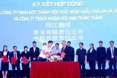 Businesses from Ha Giang province and China's Wenshan sign cooperation at a business connectivity forum held on March 24. (Photo: hagiangtv.vn)