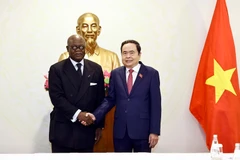 National Assembly Chairman Tran Thanh Man (R) welcomes President of the Parliamentary Assembly of the Francophonie and Senior Deputy Speaker of Cameroon's National Assembly Hilarion Etong on January 21. (Photo: VNA)