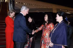 Belgian King Philippe (L) and Queen Mathilde are welcomed at the Noi Bai International Airport on March 31. (Photo: VNA)