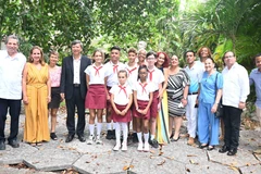 Vietnamese and Cuban delegates and the contest's winners (Photo: VNA)