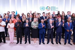 World leaders pose for a photo. (Photo: VNA)