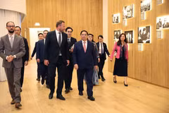 Prime Minister Pham Minh Chinh (front, first from right) and officials visit the Arvo Pärt Centre on June 6. (Photo: VNA)