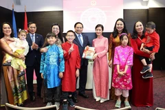 Prime Minister Pham Minh Chinh meets with the Vietnamese community in Estonia on June 7 morning. (Photo: VNA)