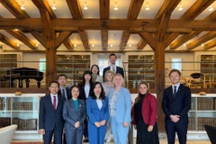 Vietnamese Deputy Minister of Foreign Affairs Le Thi Thu Hang (third from left) and State Secretary for Trade and Investments at the Danish Ministry of Foreign Affairs Lina Gandløse Hansen (third from right). (Photo: Vietnamese Ministry of Foreign Affairs)
