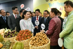 Prime Minister Paetongtarn Shinawatra meets with fruit traders at Government House. (Photo: Thai Government House)