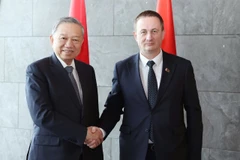 General Secretary of the Communist Party of Vietnam (CPV) Central Committee To Lam (L) and Belarusian Prime Minister Aleksandr Turchin. (Photo: VNA)