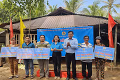 The Labour Federation unveils its housing support for poor workers with a total investment of 540 million VND on March 27. (Photo: VNA)