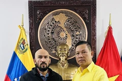 Vietnamese Ambassador to Venezuela Vu Trung My (R) and Professor Jose Javier Diaz Macadan (Photo: VNA)