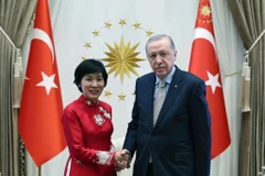 Vietnamese Ambassador to Türkiye Dang Thi Thu Ha (L) and Turkish President Recep Tayyip Erdogan (Photo: VNA)