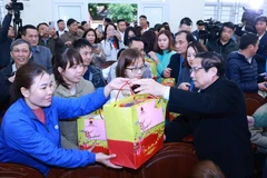 Prime Minister Pham Minh Chinh presents Tet gifts to workers in Ngoc Lac district, Thanh Hoa province, on January 26. (Photo: VNA)