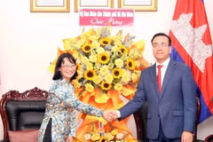 Vice Chairwoman of the municipal People’s Committee Tran Thi Dieu Thuy (L) extends greetings to the Cambodian Consulate General in HCM City on the occasion of the Khmer people’s Chol Chnam Thmay festival. (Photo: VNA)