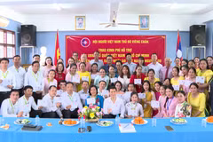 At the ceremony to present financial support to the teachers of the Nguyen Du Lao - Vietnamese bilingual school on October 1 (Photo: VNA)