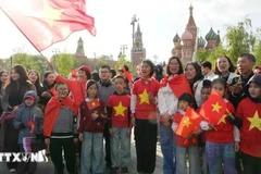 The Vietnamese expatriates gather to welcome their homeland's military delegation. (Photo: VNA)
