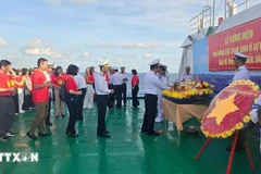The delegation commemorate the heroes and martyrs who sacrificed their lives to defend national sovereignty. (Photo: VNA)