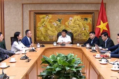 Deputy Prime Minister Nguyen Chi Dung (centre) receives a delegation from the World Laureates Association Development Foundation (WLA Development Foundation) in Hanoi on September 25. (Photo: baochinhphu.vn)