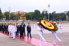 South African President Matamela Cyril Ramaphosa and his entourage pay tribute to President Ho Chi Minh at his Mausoleum on October 23. (Photo: VNA)