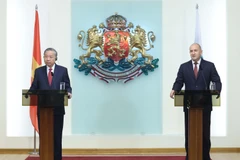 General Secretary of the Communist Party of Vietnam Central Committee To Lam (L) and Bulgarian President Rumen Radev at the press briefing in Sofia on October 23. (Photo: VNA)