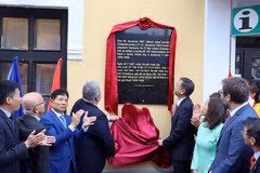 At the inauguration of the memorial plaque marking the historic 1957 visit of President Ho Chi Minh to the Czech town of Chrastava (Photo: VNA)