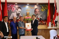 Vietnamese Ambassador Pham Viet Hung meets with the OVs in Sakaeo province, Thailand. (Photo: VNA)