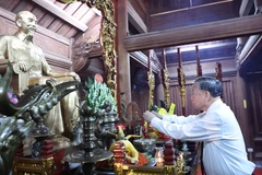 Party General Secretary To Lam offers incense in tribute to President Ho Chi Minh. (Photo: VNA)