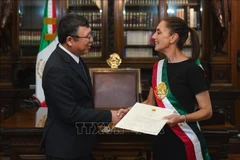 Vietnamese Ambassador to Mexico Nguyen Van Hai (L) presents State President Luong Cuong's credentials to Mexican President Claudia Sheinbaum. (Photo: VNA)