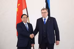 PM Pham Minh Chinh (left) meets with President of the Riigikogu (the Parliament of Estonia) Lauri Hussar on June 5. (Photo: VNA)
