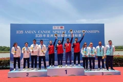 The Vietnamese team wins gold medal in the mixed men’s and women’s C4 event. (Photo: thethao247.vn)