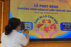 A medical professional is scanning the QR code to register for organ donation. (Photo: VNA)