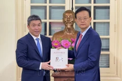 President of the Vietnam Union of Friendship Organisations Phan Anh Son (L) and Wei Ran, Director General of the Foreign Affairs Office and President of the People’s Association for Friendship with Foreign Countries of China's Guangxi Zhuang Autonomous Region (Photo: VNA)