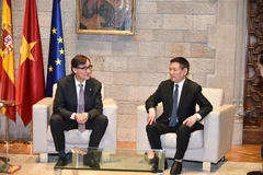 Deputy PM Ho Duc Phoc (R) in the meeting with President of Catalonia Salvador Illa (Photo: baochinhphu.vn)
