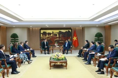 Prime Minister Pham Minh Chinh (R) hosts a reception for Hungarian Minister of Foreign Affairs and Trade Szijjártó Péter in Hanoi on March 19. (Photo: VNA)