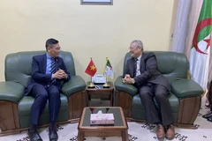 Vietnamese Ambassador to Algeria Tran Quoc Khanh at the meeting with Touggourt Governor Othmane Abdelaziz (Photo: VNA)