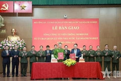 At the ceremony on February 28 to officially transfer MobiFone Telecommunications Corporation from the commission to the Ministry of Public Security. (Photo: VNA)