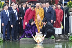 State President, OVs offer incense at Ly Thai To Monument, Ngoc Son Temple