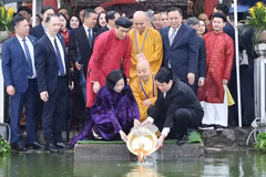 State President, OVs offer incense at Ly Thai To Monument, Ngoc Son Temple
