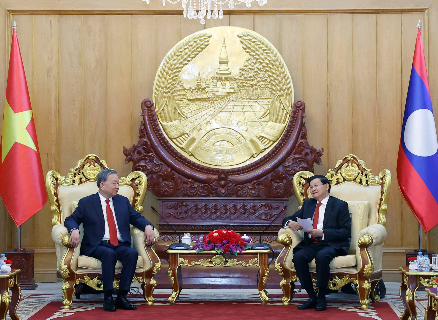 Top leaders of Vietnam and Laos hold talks in Vientiane