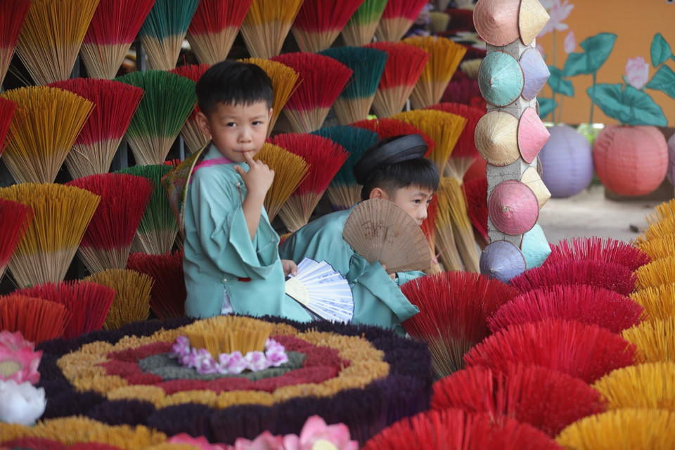 Visitors to Thuy Xuan village enjoy taking photos in the colorful surroundings. (Photo: VNA)