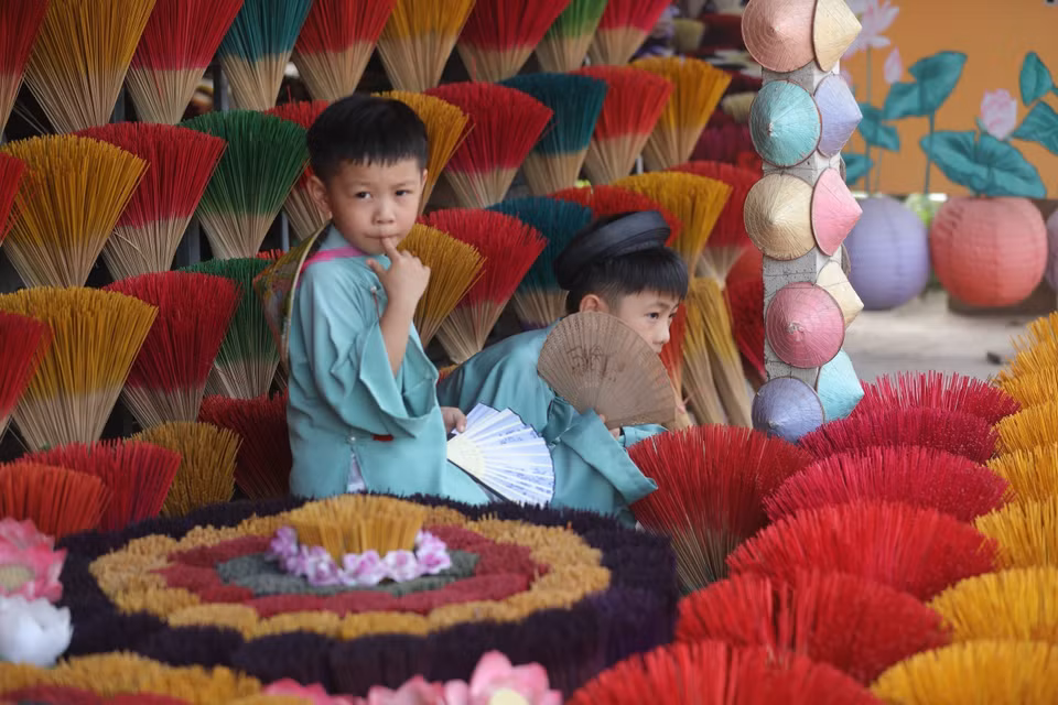 Visitors to Thuy Xuan village enjoy taking photos in the colorful surroundings. (Photo: VNA)