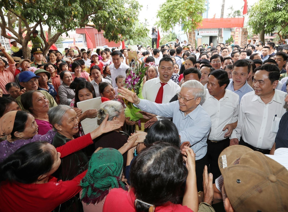 General Secretary Nguyen Phu Trong meets with the people of Thuong Dien village, Vinh Quang commune, Vinh Bao district during the great national solidarity festival in Hai Phong city on November 15, 2017. (Photo: VNA)