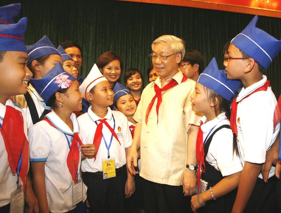 National Assembly Chairman Nguyen Phu Trong meets with a delegation of outstanding pupils who have earned the title "Uncle Ho's Excellent Children” from Ha Tinh province, on June 28, 2010. (Photo: VNA)