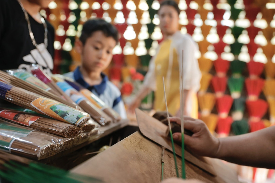 Thuy Xuan village is famous for its incense-making craft, which has been practiced for hundreds of years, making it an impressive tourist destination for both domestic and international visitors. (Photo: VNA)