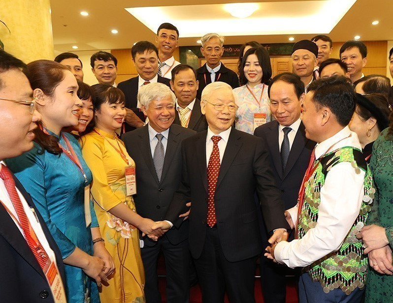 General Secretary Nguyen Phu Trong meets with delegates attending the conference to honour outstanding chairpersons of the commune-level Fatherland Front and outstanding officials in charge of Fatherland Front work nationwide in Hanoi, on November 26, 2022. (Photo: VNA)