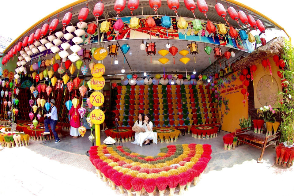 Visitors to Thuy Xuan village enjoy taking photos in the colorful surroundings. (Photo: VNA)